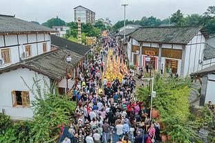 亨特：今天投篮感觉很好 我努力给小卡制造困难